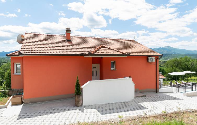 Geräumige 200 m² große Ferienwohnung mit Pool, WLAN und Parkplatz in der Nähe des Flusses Cetina in Bajagić, Dalmatinisches Zagora