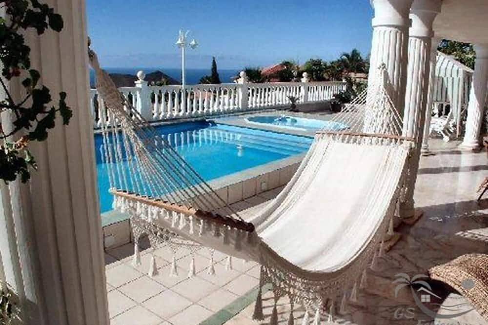 Entire apartment, Chayofa Costa Adeje above Los Cristianos in Arona, South Tenerife