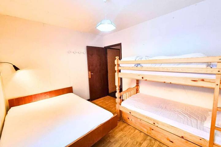 Ganze Wohnung, Gut ausgestattetes Apartment für 6 Personen im Zentrum mit Balkon, Parkplatz und Hunde erlaubt in Saint-Michel-de-Chaillol, Nationalpark Écrins