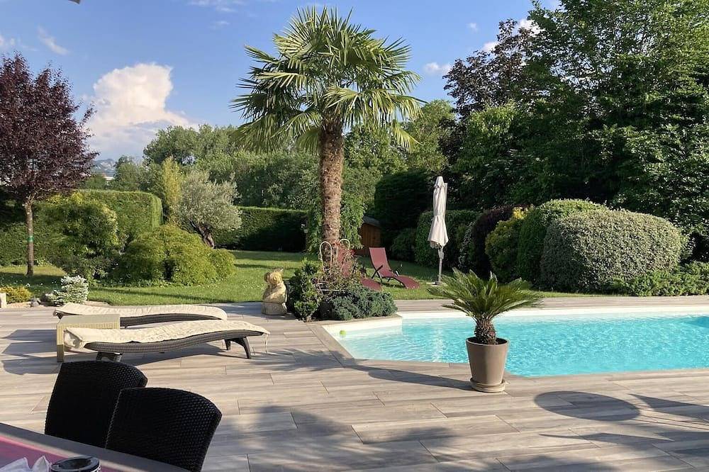 A 6 Km Du Lac D'Annecy  Villa Lumineuse Jardin Clos Et Arbore Piscine Chauffee in Pringy, Annecy (commune)