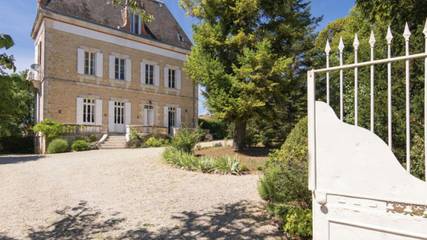 Location de vacances pour 6 personnes, avec piscine ainsi que terrasse et jardin à Brouchaud
