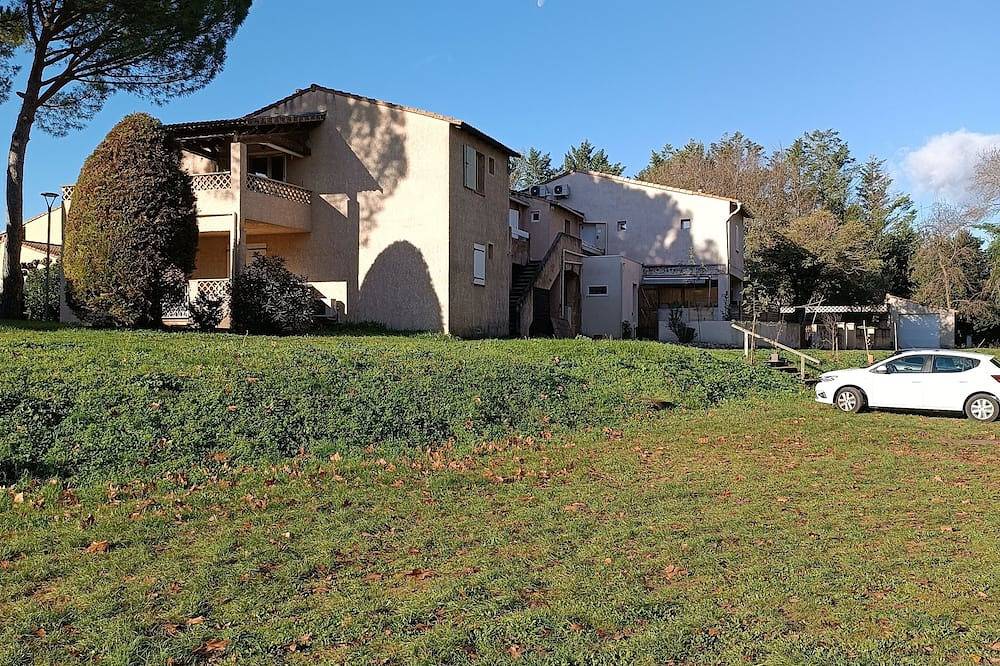 Apartamento entero, Studette 10M2, Terrace 18M2 and free on-site parking in Quissac, Región de Le Vigan