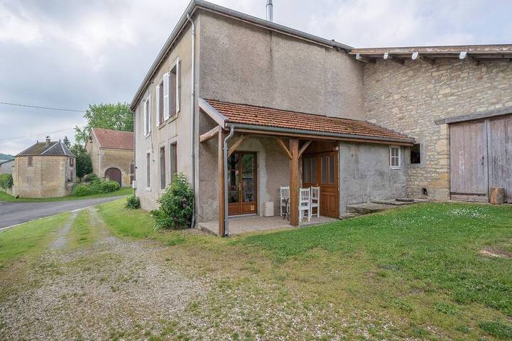 Location de vacances pour 6 personnes, avec terrasse et jardin à Nouart