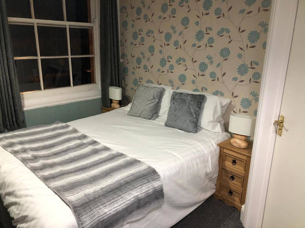 Large Twin Room in Totnes, Devon