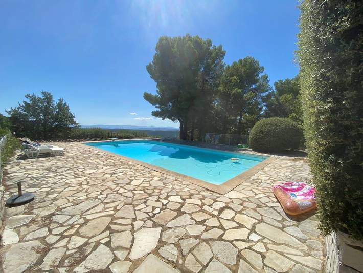 Location de vacances pour 13 personnes, avec jardin ainsi que terrasse et piscine à Tourtour