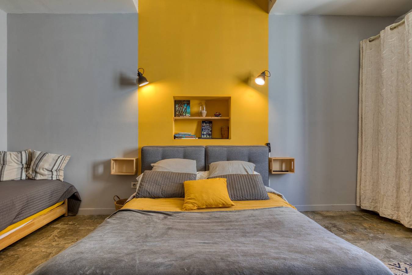 Chambre d'hôtes « Porte Saint-Louis - Pélerins » avec piscine, terrasse et Wi-Fi partagés in Vauvert, Région de Nîmes