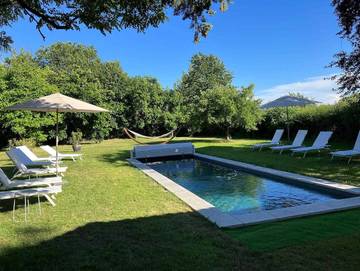 Gîte pour 15 personnes, avec terrasse ainsi que piscine et jardin à Villematier
