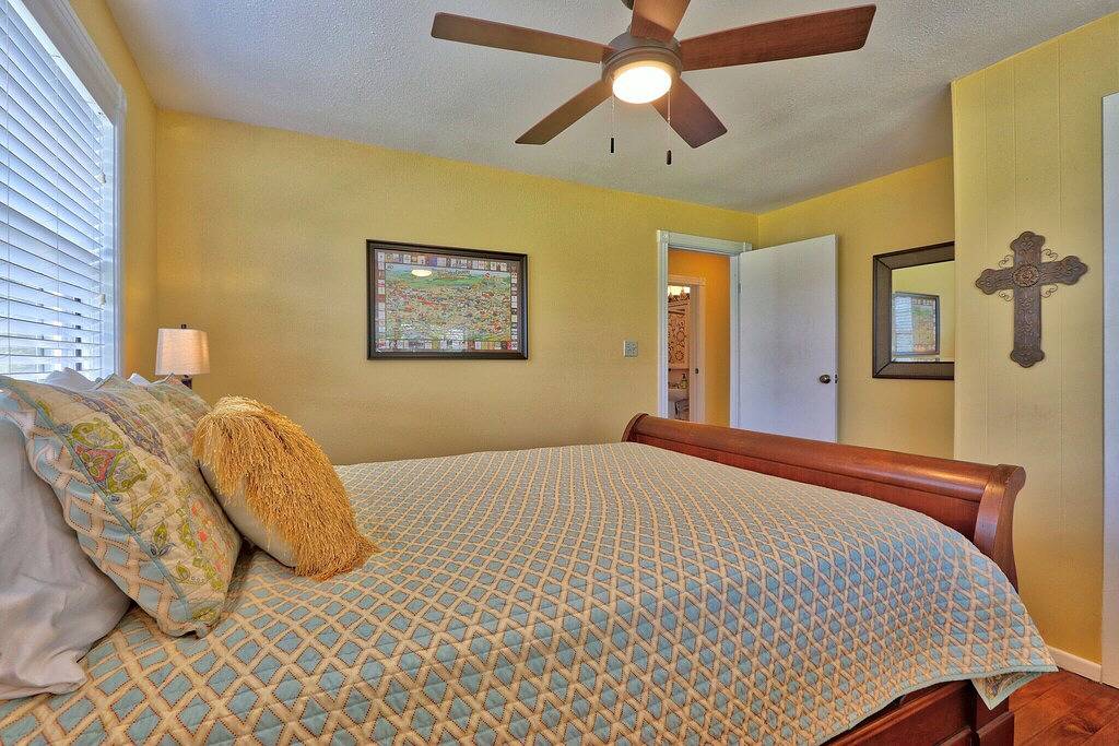 Sunflower Ridge Cottage - 2 Bedroom Sunny Retreat in Hays County