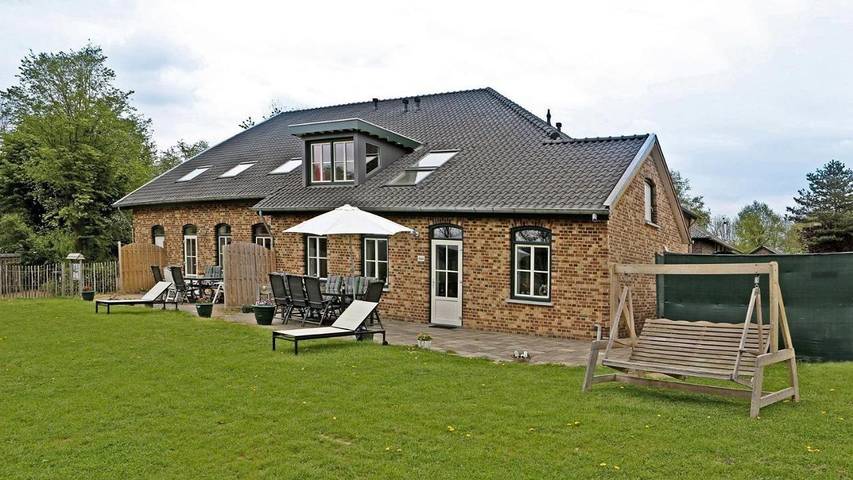 Ferienwohnung für 12 Personen, mit Terrasse und Garten sowie Pool und Ausblick