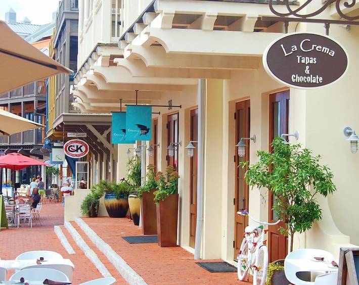 Vacation rental for 14 people, with yard and pool as well as balcony in Blue Mountain Beach