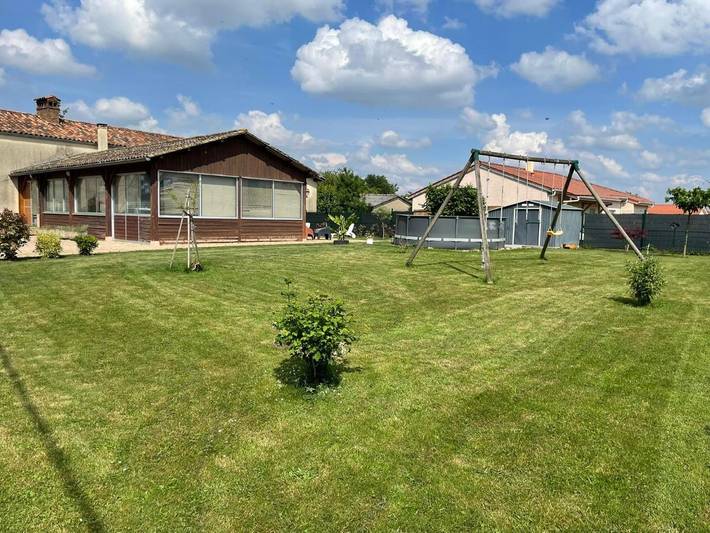 Location de vacances pour 7 personnes, avec terrasse ainsi que piscine et jardin, animaux acceptés dans Cruzilles-lès-Mépillat