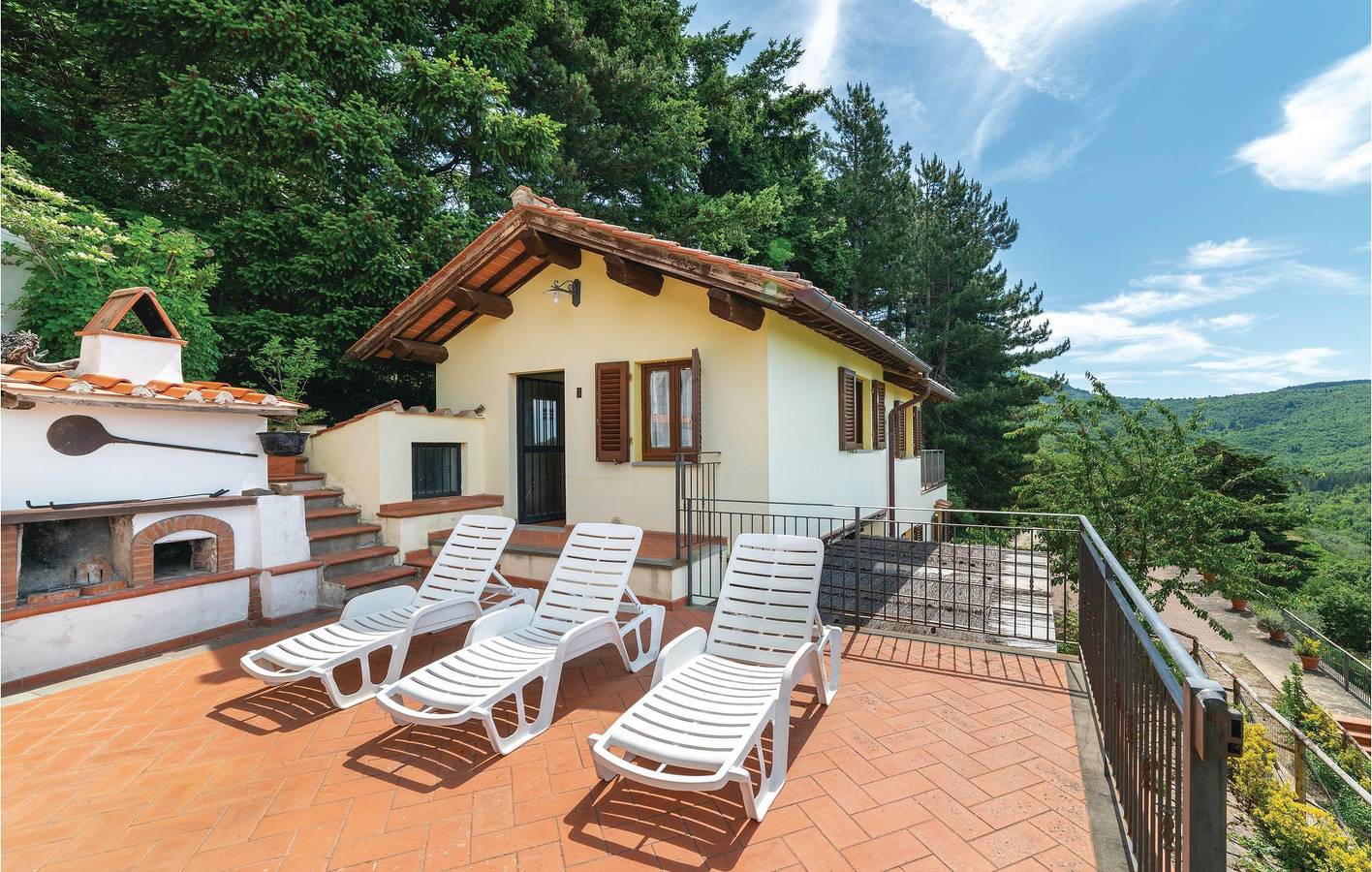 Ganze Ferienwohnung, Poolside Getaway mit Parkplatz und Internet in Loro Ciuffenna, Valdarno