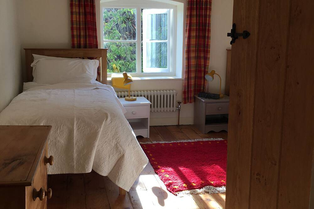 16thcentury cottage, foothills of Glastonbury Tor, outdoor pool. in Glastonbury, Somerset