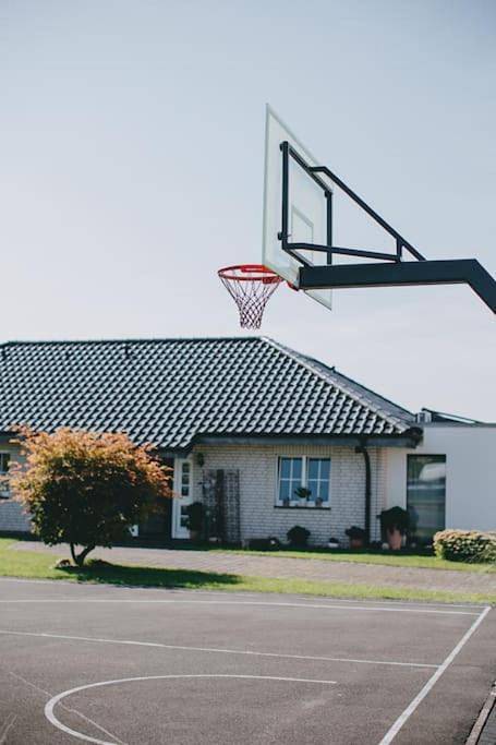 Bungalow mit Basketballplatz in Lemgo, Kreis Lippe
