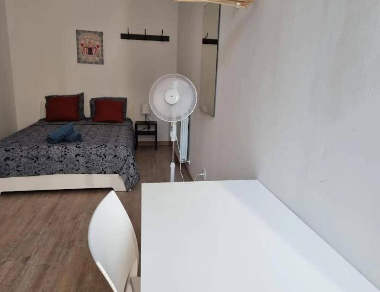 Twin Room with Shared Bathroom in Barcelona Centre, Barcellona