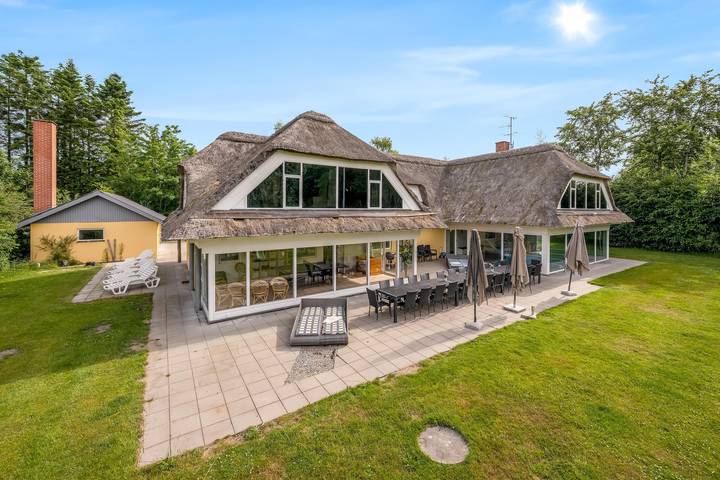 24 person pool house with activity room and 8 bedrooms. in Viborg