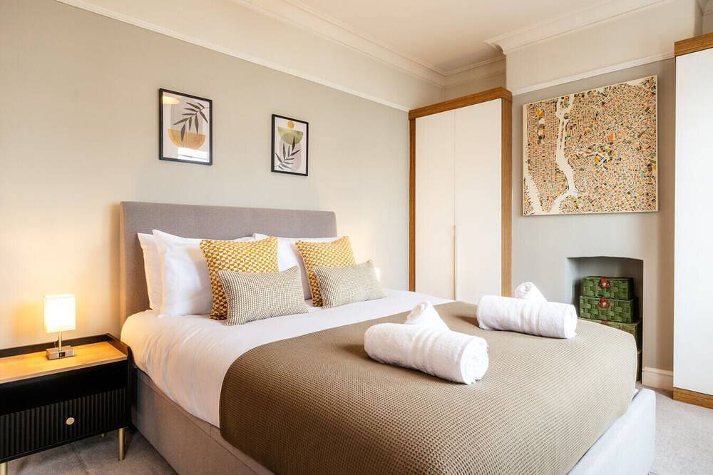 Stunning 2 Bed Townhouse with Patio in Cheltenham in Cheltenham, Gloucestershire