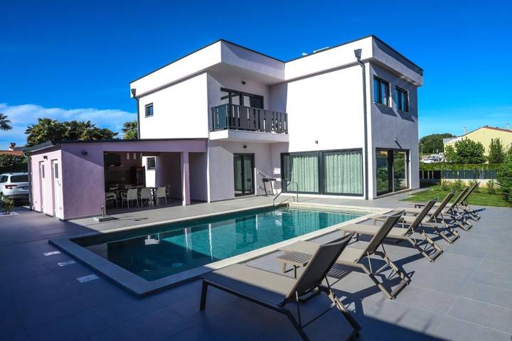 Villa pour 8 personnes, avec piscine et jardin à Poreč