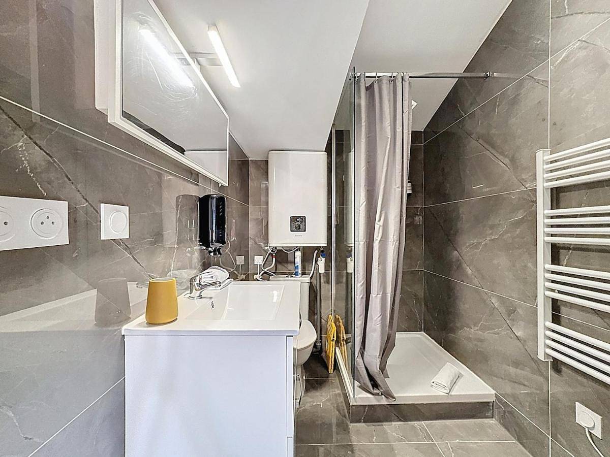 Appartement entier, One-Bedroom Apartment in Aulnat, Région de Clermont-Ferrand