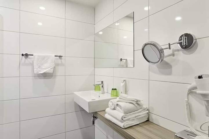 Great Location for Flyers – Walk to the Airport, Relax in Style! Onsite Dining in Róterdam, Holanda Sur