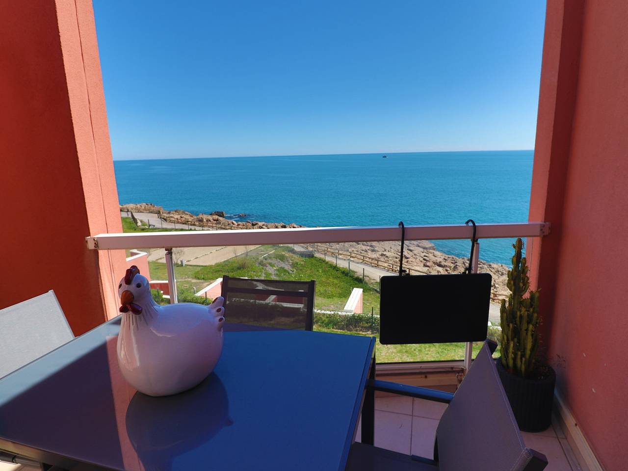 Entire apartment, Luxurious 2-room apartment with air conditioning and terrace in Sète in Sete, Côte d'Améthyste
