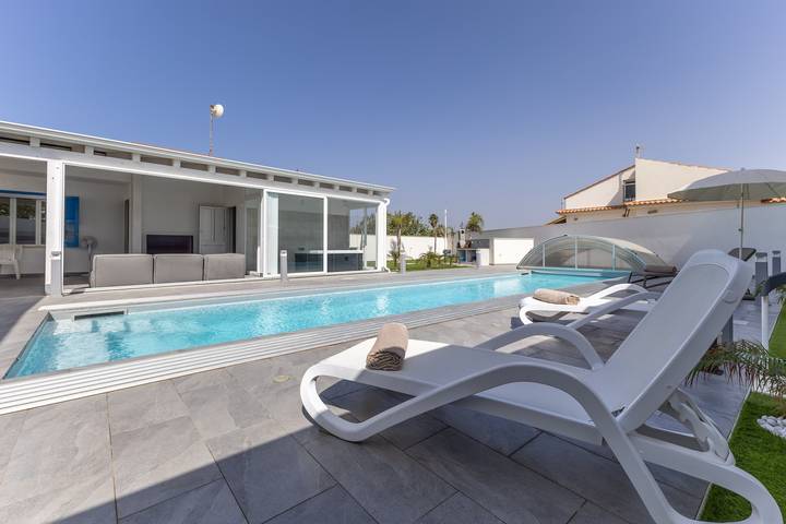 Villa 'Maria Con Piscina Riscaldata' con vista mare, Wi-Fi e aria condizionata in Santa Maria del Focallo, Ispica