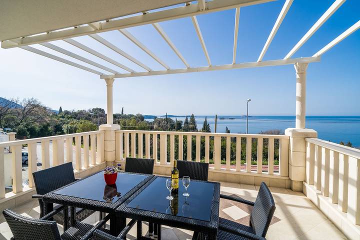 Ferienwohnung für 5 Personen, mit Balkon und Meerblick in Plat