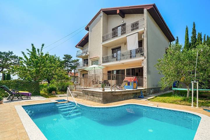 Ferienwohnung für 4 Personen, mit Balkon/Terrasse und Pool in Rijeka