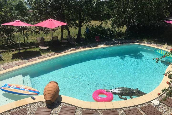 Maison de campagne pour 4 personnes, avec jardin ainsi que terrasse et piscine, animaux acceptés à Tauriers