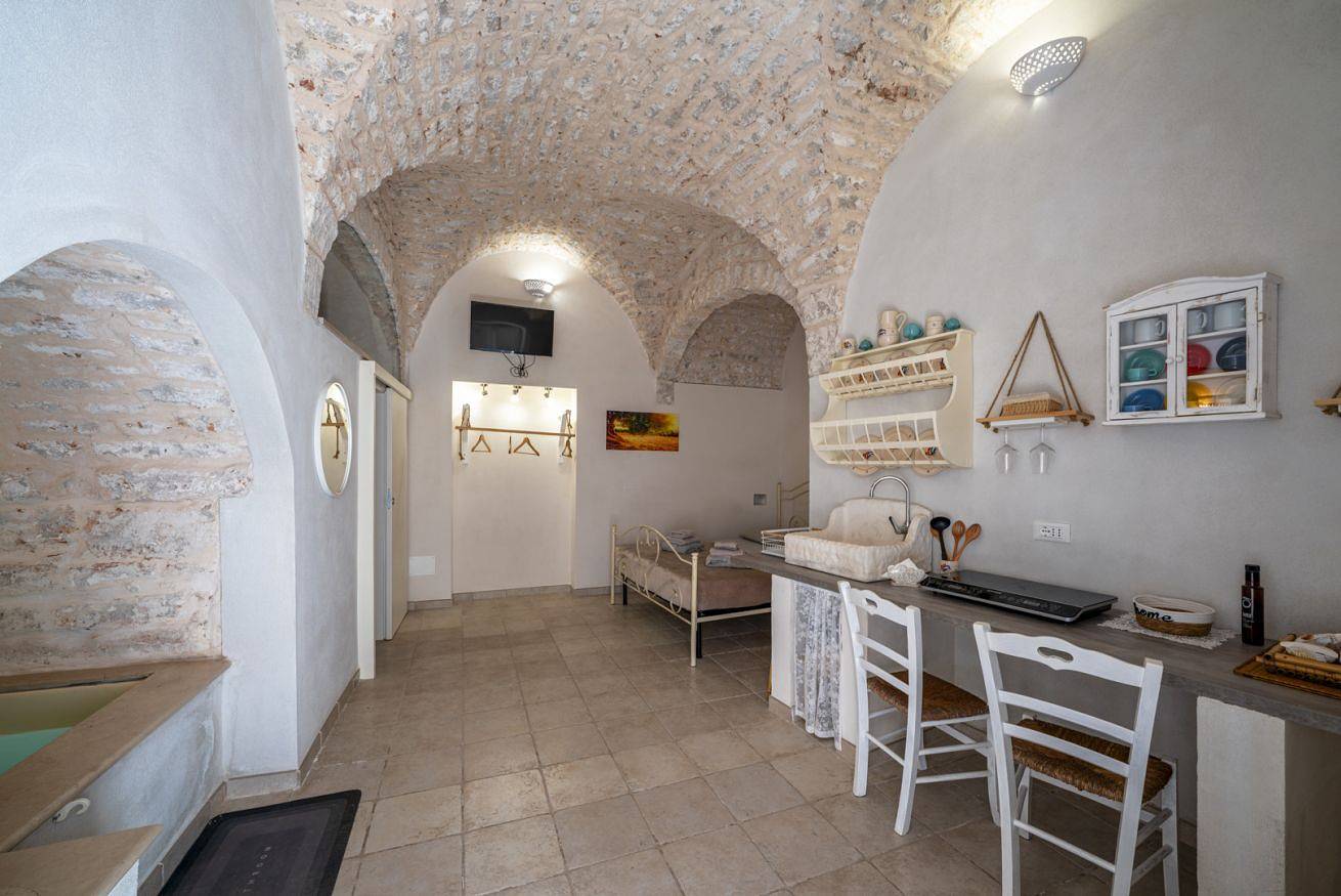 Jacuzzi Iv Monte – romantic studio with indoor hot tub in the heart of Ceglie in Ceglie Messapica, Salento