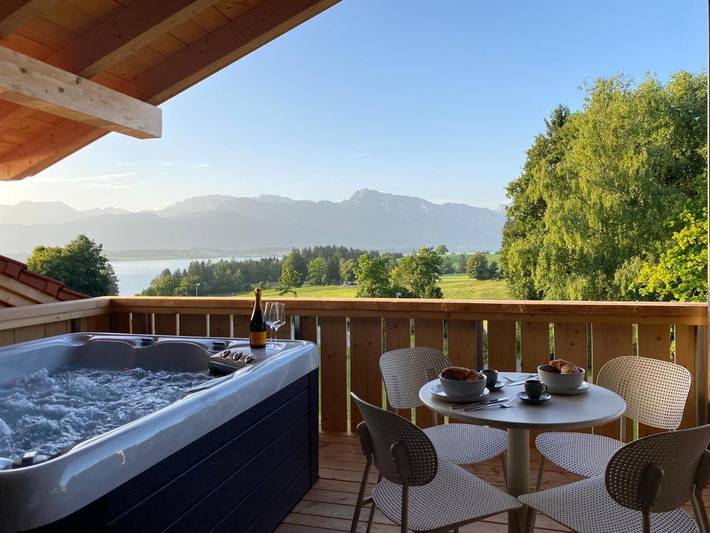 Ferienwohnung für 4 Personen, mit Garten und Seeblick sowie Pool und Ausblick in Rieden