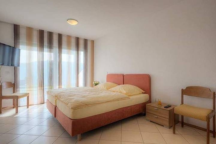 Vakantiehuis voor 6 personen, with tuin and zwembad as well as sauna in Bollendorf