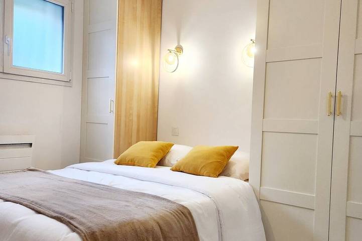 Ganze Wohnung, Le 56 Celadon-Apartment-Apartment-Ensuite mit Bad-Blick auf den Hof in Aix-les-Bains, Chambéry und Umgebung