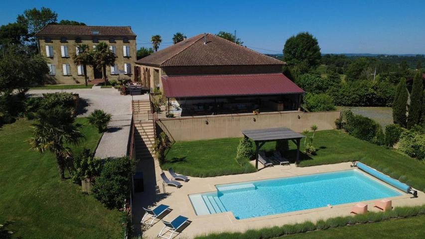 Location de vacances pour 4 personnes, avec vue ainsi que piscine et jardin à Couloumé-Mondebat