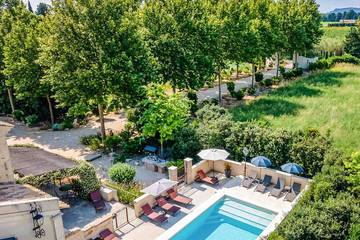 Gîte pour 16 personnes, avec jardin et jacuzzi à Vallabrègues