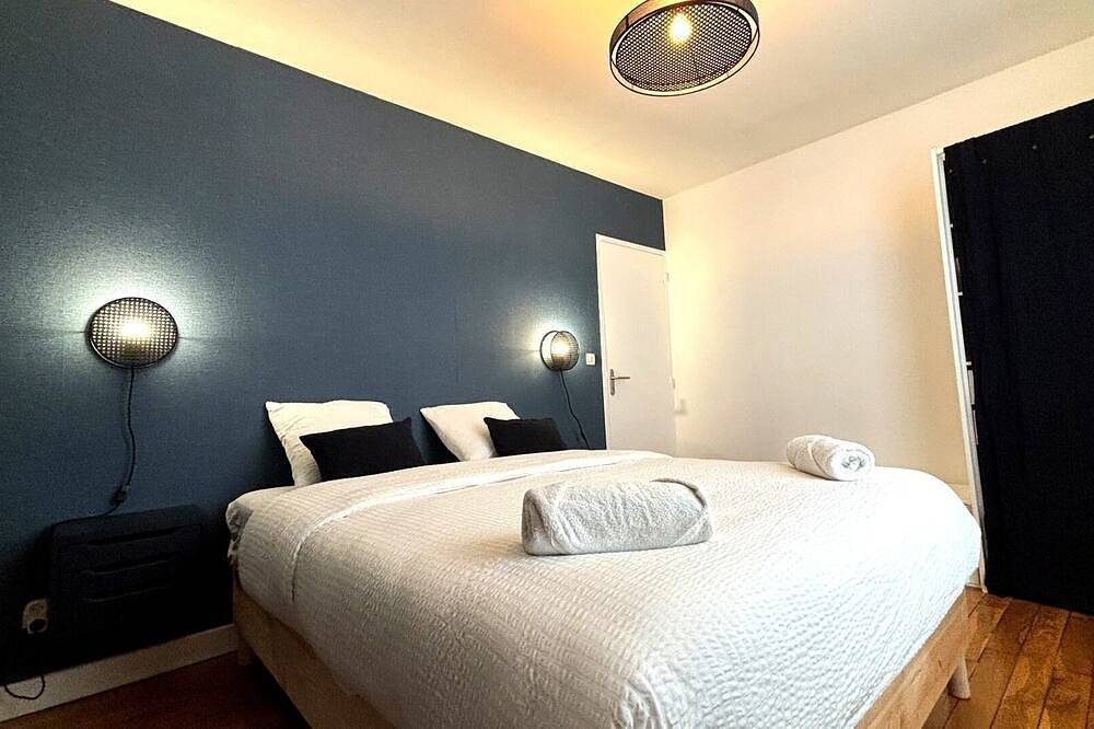 Ferienhaus-Stadt-Ensuite mit Dusche-Blick auf den Hof in Bourges, Bourges und Umgebung