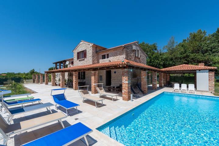 Ferienhaus für 12 Personen, mit Pool und Garten