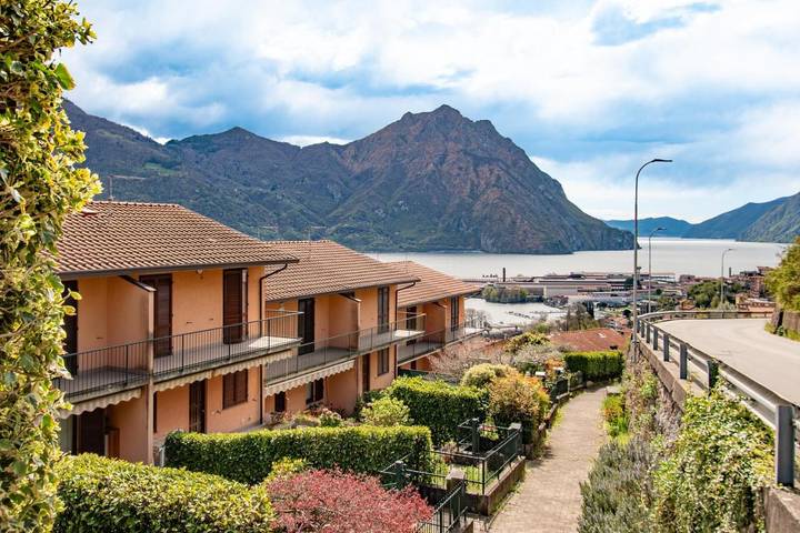 Ferienhaus für 9 Personen, mit Seeblick und Ausblick sowie Garten, mit Haustier
