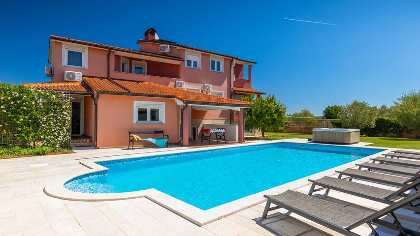 Villa per 16 persone, con idromassaggio e giardino nonché terrazza a Pula Croazia