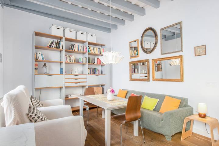 Apartamento inteiro, Amplio apartamento "Home Sweet Home" con Wi-Fi y balcón; aparcamiento disponible, se admiten mascotas previa petición in Casco Antiguo de Cádiz, Cádis