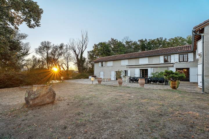 Gîte des roties: Restored Family Home with Pool in a 7-Hectare Park in Poncins, Montbrison