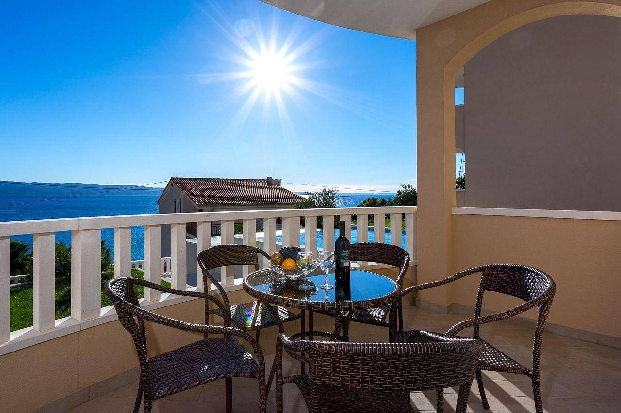 Ganze Ferienwohnung, Apartment in Dugi Rat with Generous Terrace in Dugi Rat, Split-Dalmatien