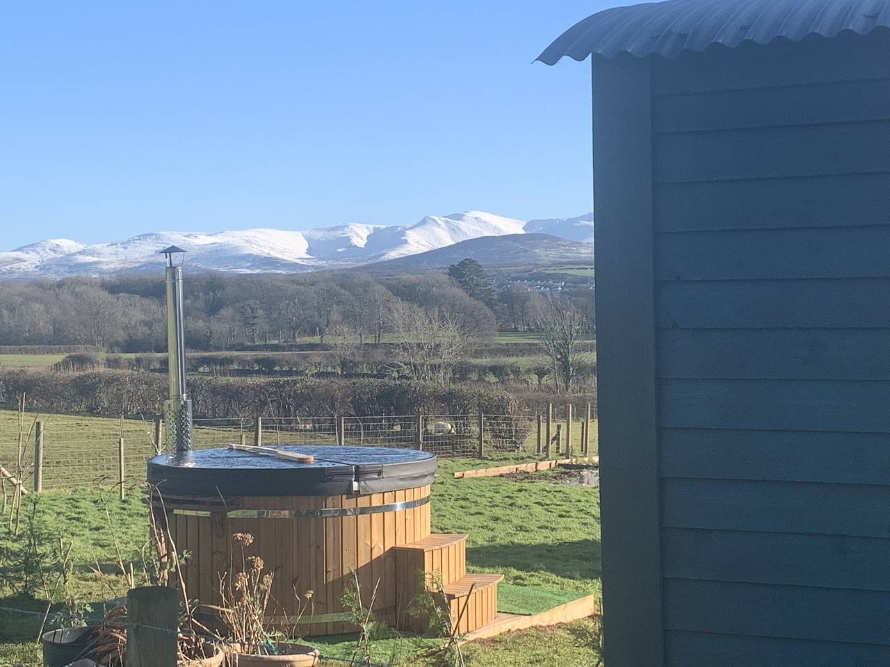 Shepherds Hut with Hot Tub, North Wales, Anglesey in Isle of Anglesey