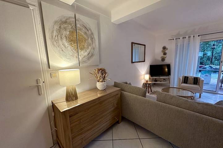 Appartamento intero, Bel F3 74m2 Bas di Villa 4P in pace. 1 km dal mare e dai negozi. parcheggio wifi privato. in Boulouris, Saint-Raphael Varo