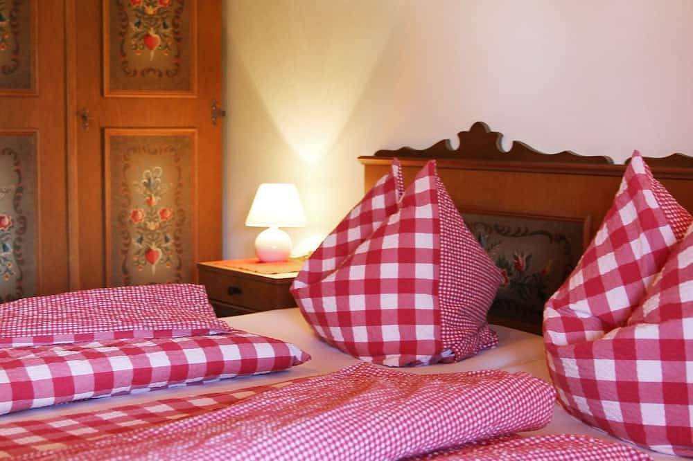 Ganze Wohnung, Ferienwohnung Hochgern mit separatem Schlafzimmer und Balkon 70qm in Prien, Prien am Chiemsee