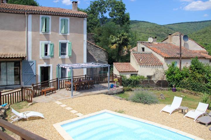 Location de vacances pour 8 personnes, avec piscine ainsi que terrasse et jardin, animaux acceptés à Ferrières-Poussarou