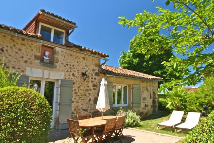 Location de vacances pour 7 personnes, avec piscine et jacuzzi ainsi que jardin et sauna à Saint-Martial-de-Valette