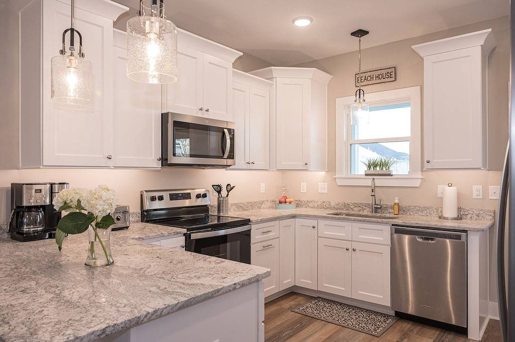 Private Dock on the canal, and 3 min. drive to the beach. Beautiful Views! in Oak Island (NC), Brunswick County