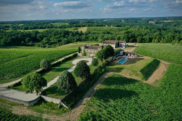 Location de vacances pour 14 personnes, avec Terrasse et Jardin ainsi que Piscine et Vue à Le Tourne