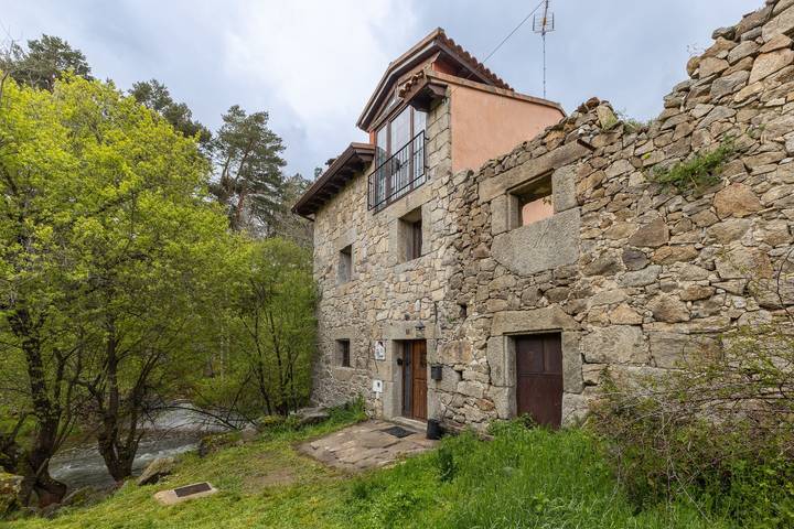 Casa rural para 2 personas, con Balcón y Jacuzzi además de Jardín y Vistas al lago en Sierra de Gredos